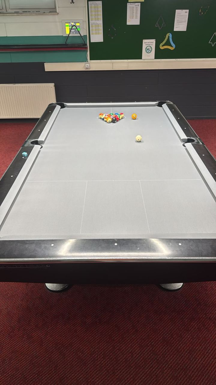 Der fertig bezogene Turniertisch mit aufgebauten Kugeln